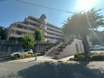 ���n�O�ώʐ^ �w�߂ł���Ȃ���A�������ӂ͐Â��ȏZ��X�Ɉʒu���Ă��܂��B